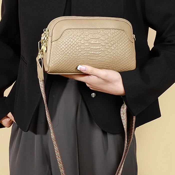 SVEA | Stylish crossbody bag in leather with alligator pattern